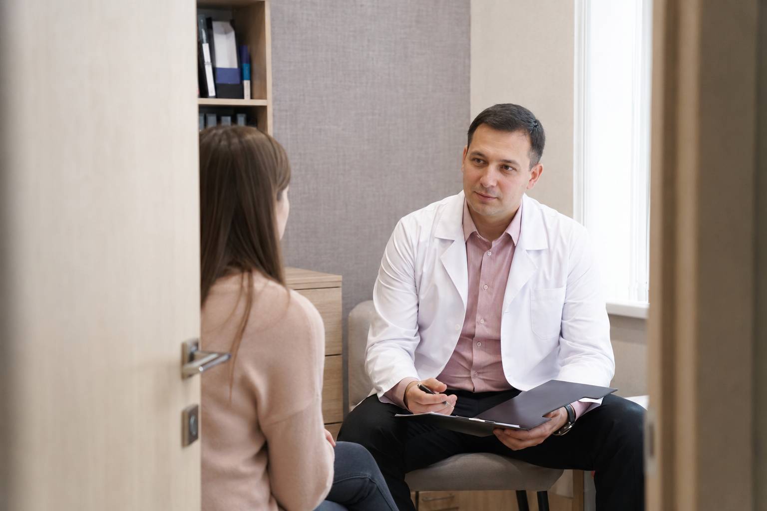 Психиатр беседует с пациентом в кабинете